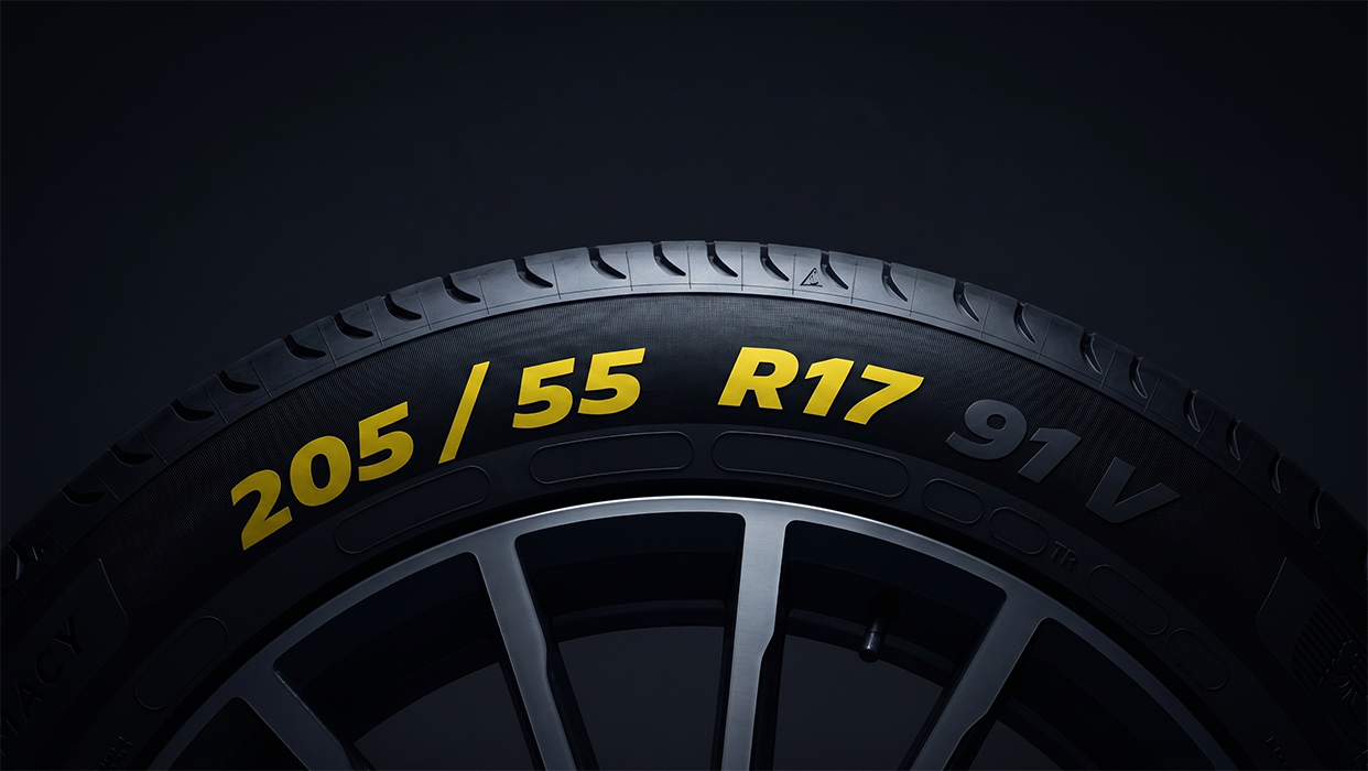 Dunkles Reifenbild mit gelber Markierung 205/55 R17 und grauer Markierung 91V